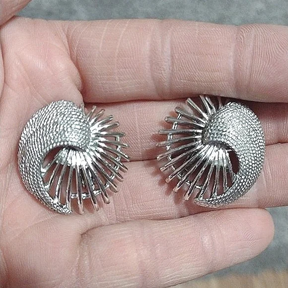 SARAH COVENTRY VINTAGE 60s SILVER-TONE RIBBED SWIRLED LEVERBACK 1.2" EARRINGS - Picture 3 of 9